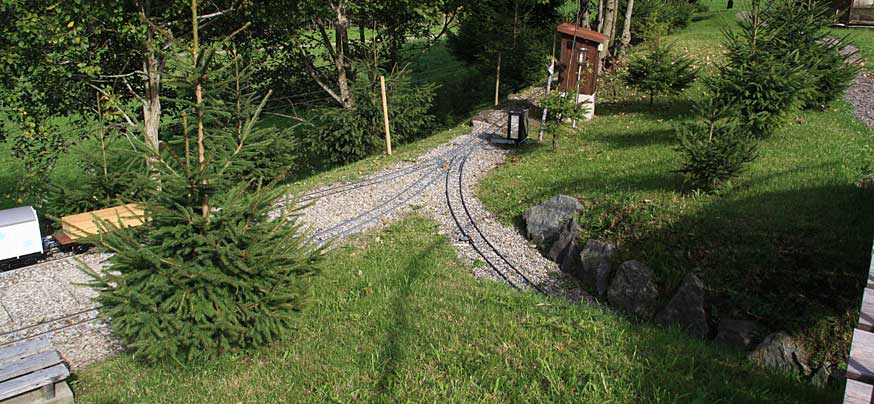 rechts geht es zum Haltepunkt Schotterwerk und danach zum Haltepunkt Lueg ins Land