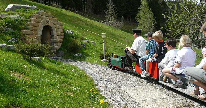 Tunneleinfahrt zur Tunnelbaustelle mit Besuchern in den Bihlerdorfer Basitunnel