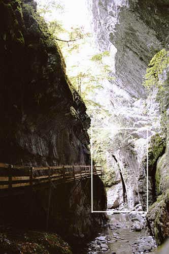 Alplochschlucht Holzsteg mit gefaltetem Kalkstein