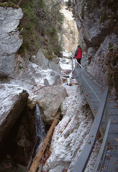 An der Wand der Pöllatschlucht