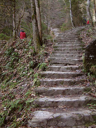 Geradezu erholsam der mittlere Teil, in dem noch die alten Treppen ihren Dienst tun. 