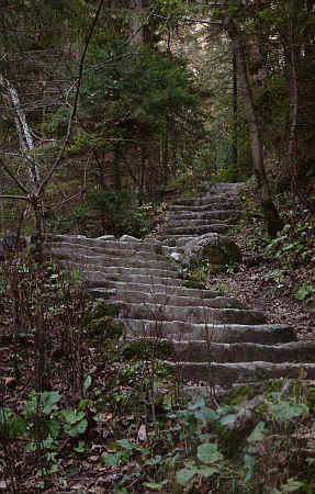 Geradezu erholsam der mittlere Teil, in dem noch die alten Treppen ihren Dienst tun. 