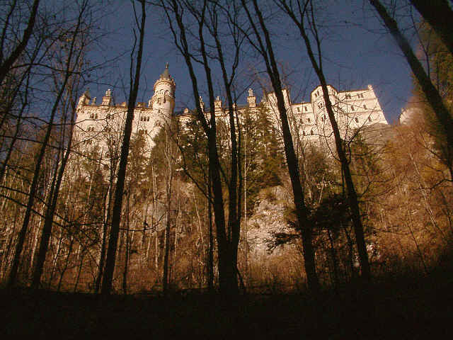 Immer wieder wandert der Blick aus der schattigen Schlucht hinauf zum Schloss Neuschwanstein in der Sonne.