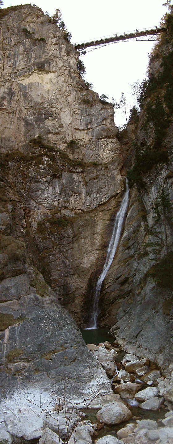 Beeindruckend die Marienbrücke über der Schlucht mit dem hohen Wasserfall. Verklärt glitzert die Taunasse Brücke in der Mittagssonne.