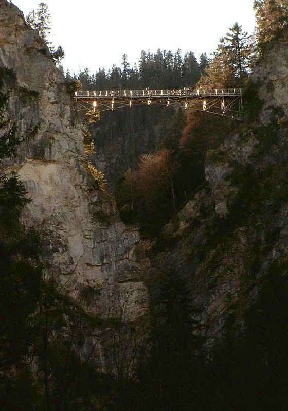 Beeindruckend die Marienbrücke über der Schlucht mit dem hohen Wasserfall. Verklärt glitzert die Taunasse Brücke in der Mittagssonne.