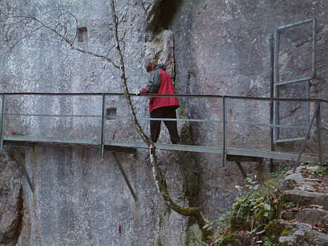 Auf diesem riesigen Felsen, an dessen Wand wir auf dem Steg entlang wandern, steht das Schloss Neuschwanstei