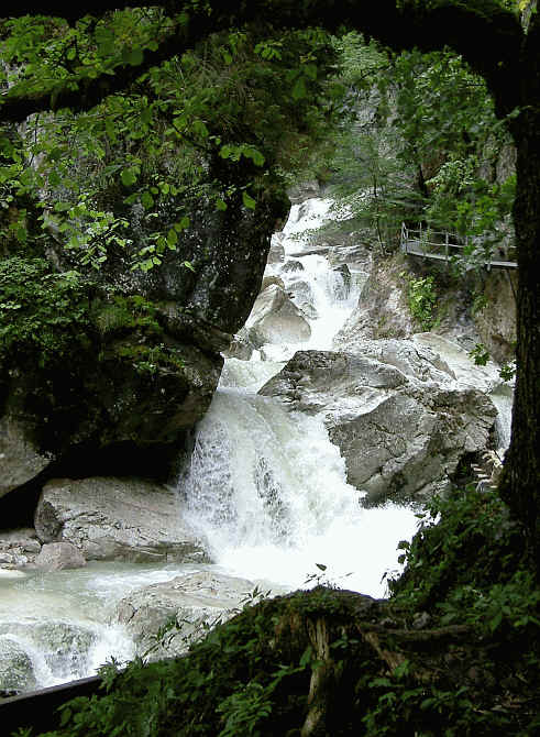 Im November 2005 wurde der neue Steg fertig gestellt und die Pöllatschlucht wieder zur Besichtigung frei gegeben