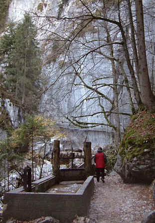 Auf diesem riesigen Felsen, an dessen Wand wir auf dem Steg entlang wandern, steht das Schloss Neuschwanstei