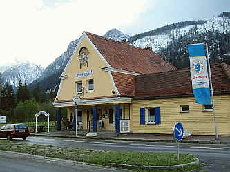 Das "Alte Zollhaus", ehemalige Grenzstation Deutschland-Österreich, liegt im Vilstal zwischen der Burgruine Falkenstein und dem Aggenstein